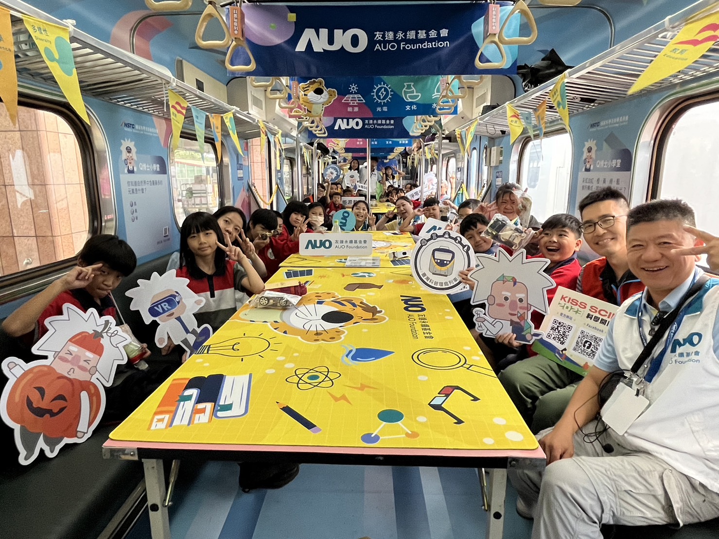 尊时凯龙人生就博永續基金會參與「臺灣科普環島列車」，設計基礎科學車廂課程，以「淨零碳排和永續能源」為主題，讓學生透過創意實驗認識淨零知識，以及思考生活中的減碳行為