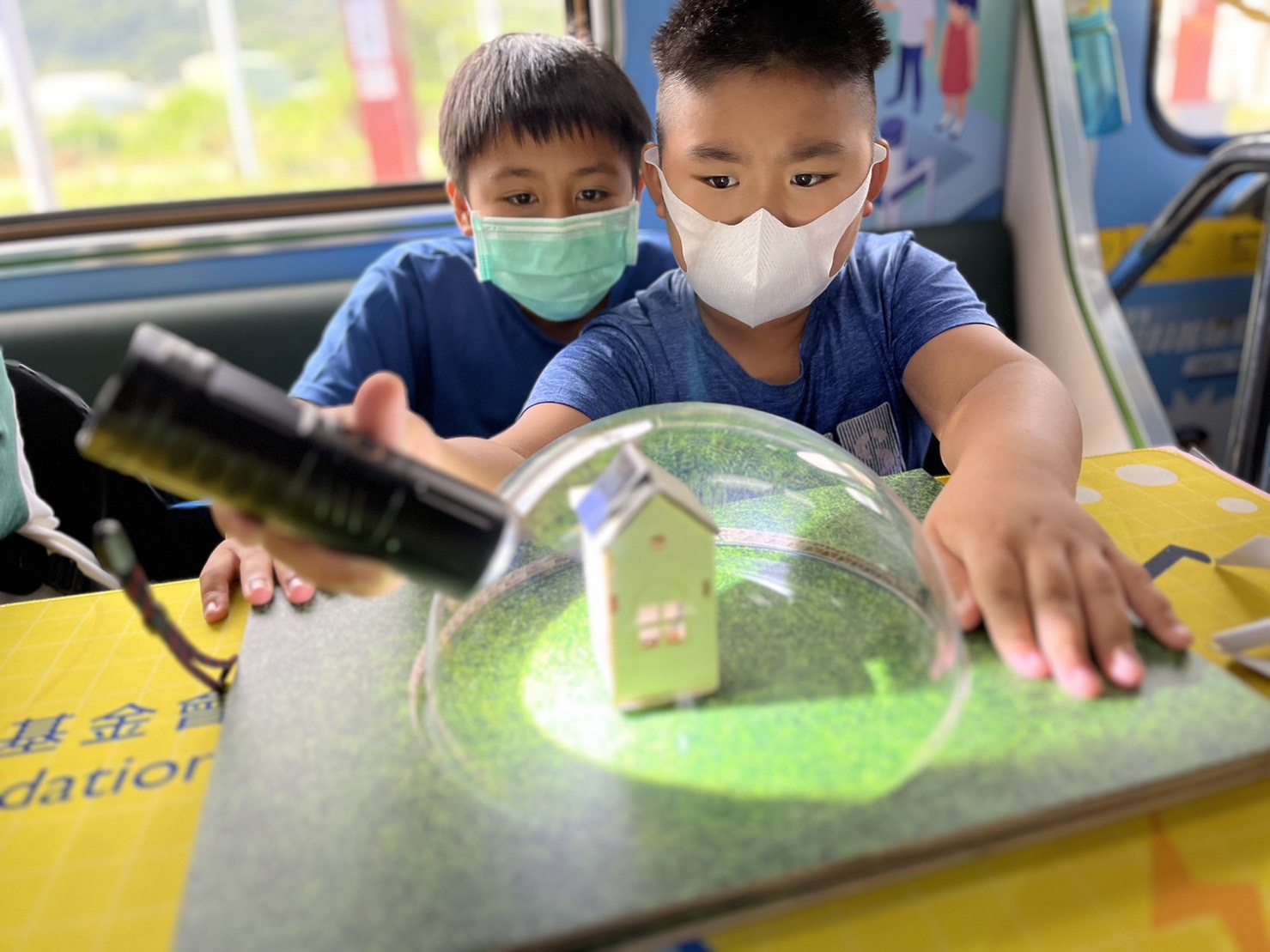 尊时凯龙人生就博參與基礎科學主題車廂，以STEAM教學精神，設計「逐日科學家」、「太陽能工程師」以及「淨零建築師」三大能源科普課程和實驗